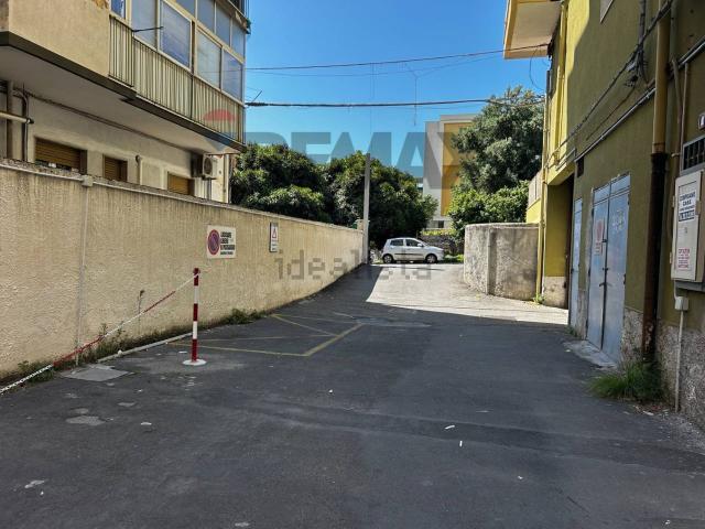 Locale in vendita di 700 m² in Via Siena, 16