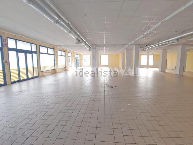 Locale in vendita di 700 m² in Via Pordenone, 13