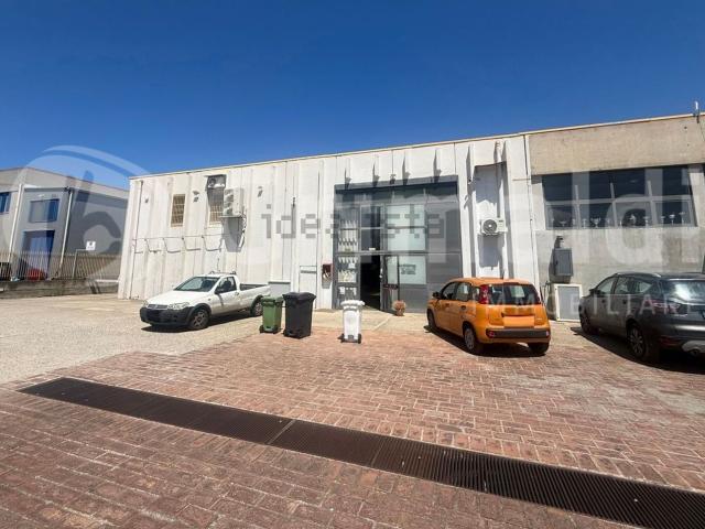 Locale in vendita di 700 m² in Via Teocrito, 13