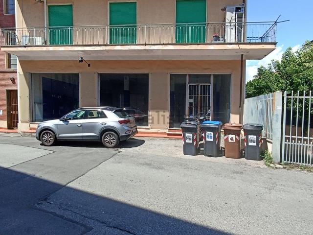 Locale in vendita di 700 m² in Viale Nuvoli, 6