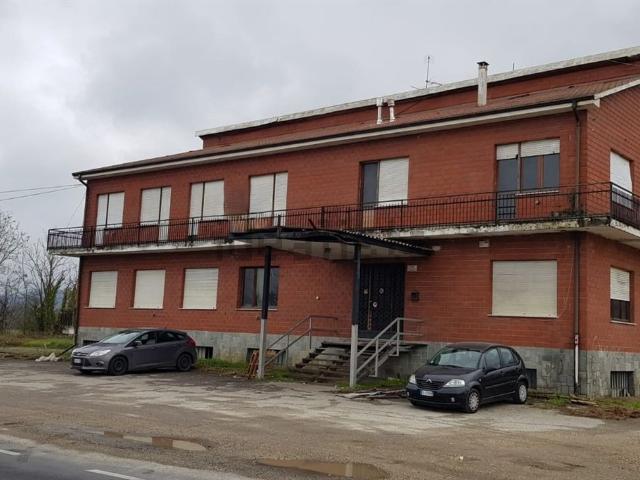 Locale in vendita di 700 m² in Frazione Vaglierano Basso, 155