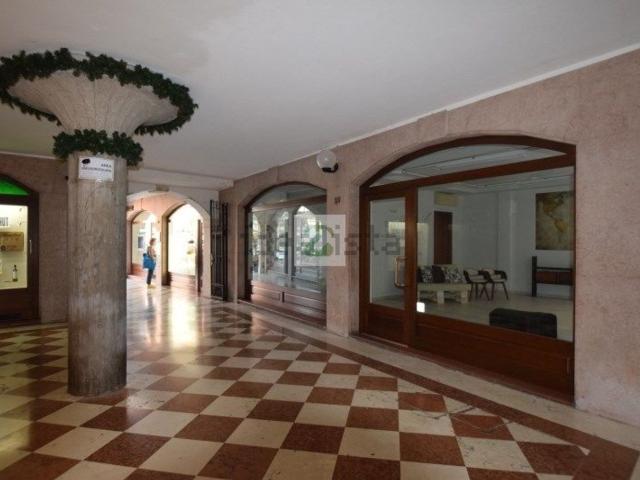 Locale in vendita di 70 m² in Galleria Landshut, 111111