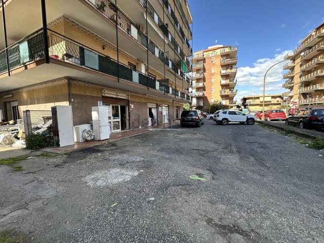 Locale in vendita di 70 m² in Via U. Foscolo
