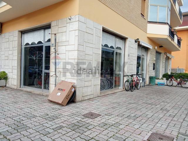 Locale in vendita di 70 m² in Via U. Foscolo, 52