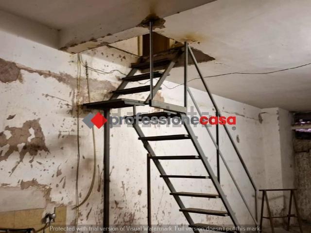 Locale in vendita di 70 m² in Via Ugo Foscolo