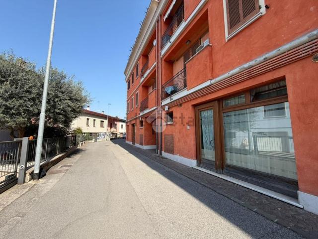 Locale in vendita di 70 m² in Via Umberto Treccani, 5