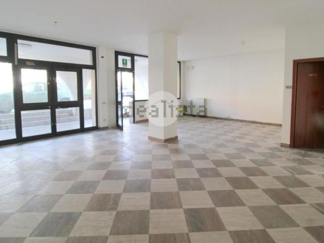 Locale in vendita di 70 m² in Via Benjamino Cavalli, 36