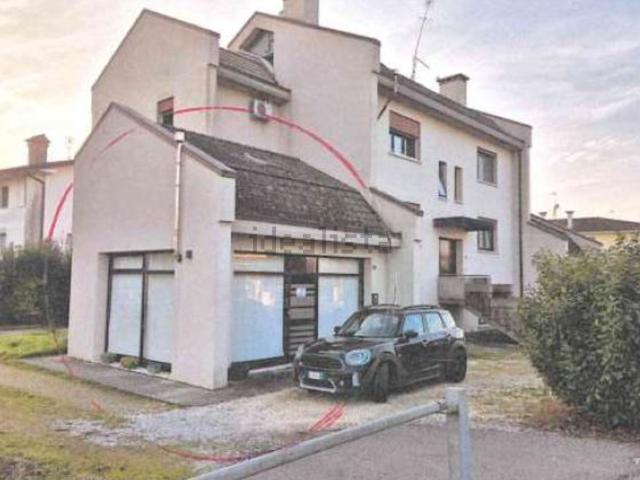 Locale in vendita di 70 m² in Via Capo d&apos Argine, 22