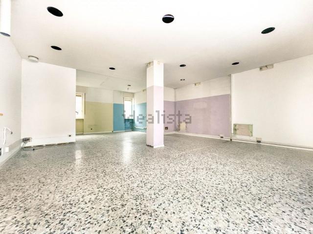 Locale in vendita di 70 m² in Via Cremosina, 13