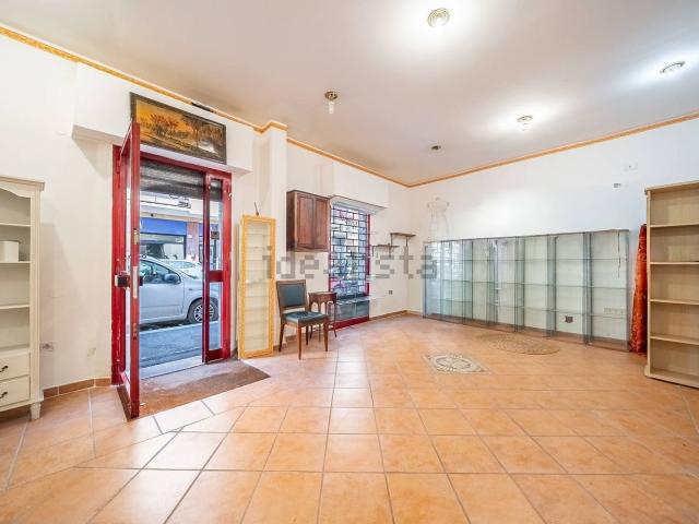 Locale in vendita di 70 m² in Via degli Orti della Farnesina