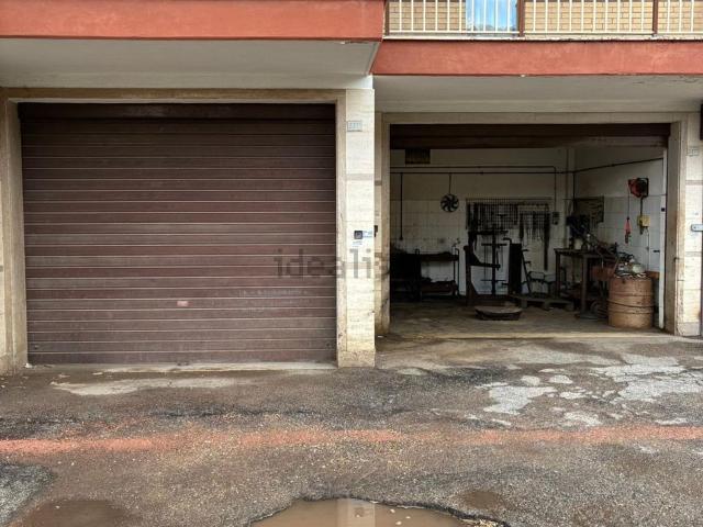 Locale in vendita di 70 m² in Via Empolitana, 237