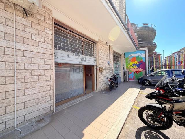Locale in vendita di 70 m² in Via G. Leopardi, 26