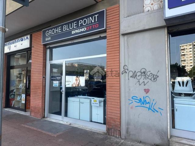 Locale in vendita di 70 m² in Via Giovanni Modugno, 16