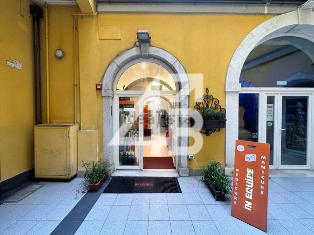 Locale in vendita di 70 m² in Via Giacinto Gallina, 4