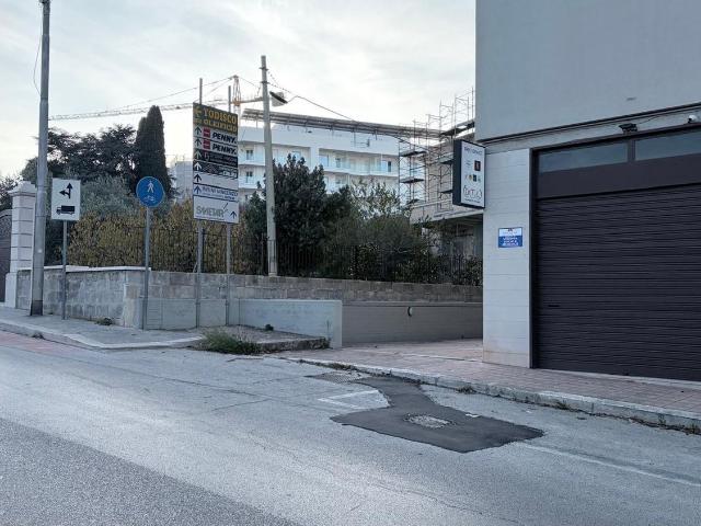 Locale in vendita di 70 m² in Via Giambattista Carafa Balì, 32