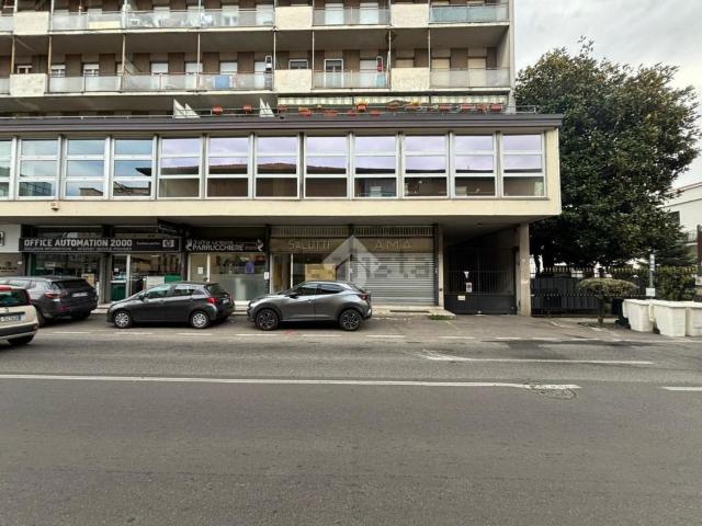 Locale in vendita di 70 m² in Via L. Cadorna, 7