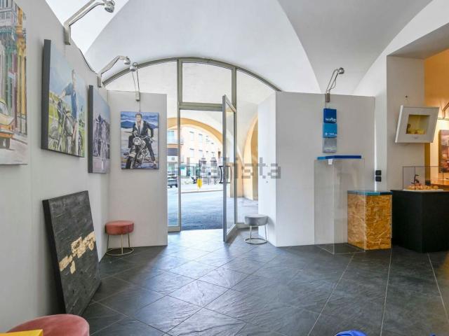 Locale in vendita di 70 m² in Via Locatelli, 1