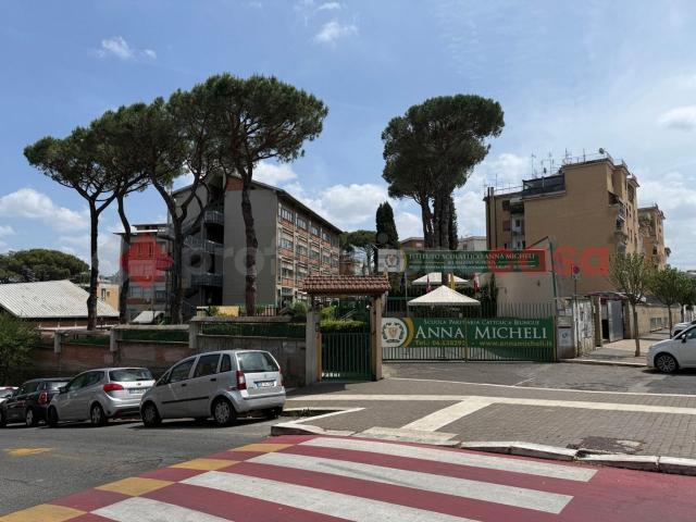 Locale in vendita di 70 m² in Via Ludovica Albertoni, 68