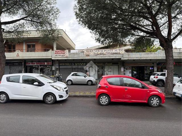 Locale in vendita di 70 m² in Via Monasterace, 22