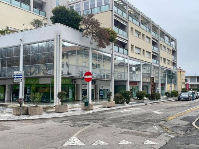 Locale in vendita di 70 m² in Via Perucchina