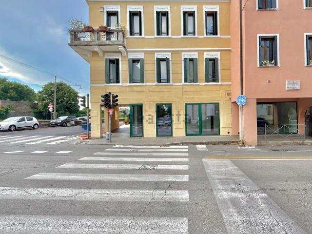 Locale in vendita di 70 m² in Via San Prosdocimo