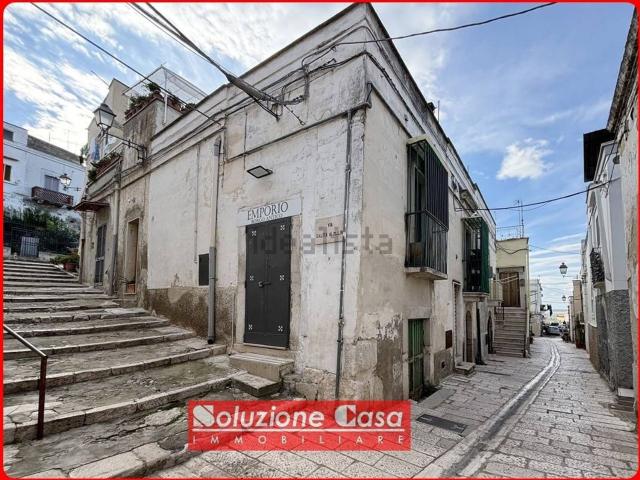Locale in vendita di 70 m² in Via Sabina