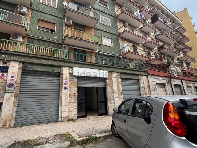 Locale in vendita di 70 m² in Via Saverio Pollice