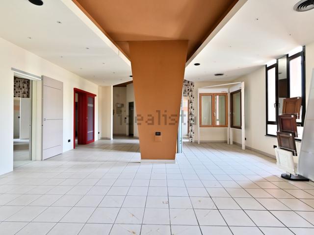 Locale in vendita di 70 m² in Via Sella, 17