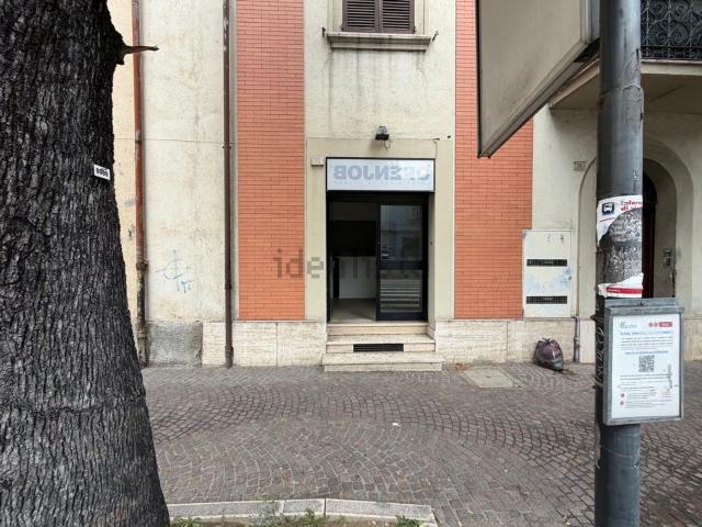 Locale in vendita di 70 m² in Viale Curio Dentato, 72