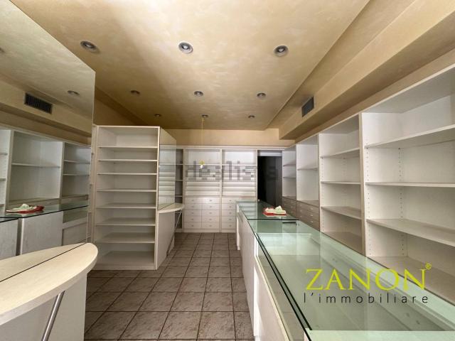 Locale in vendita di 71 m² in Via Giuseppe Garibaldi, 9