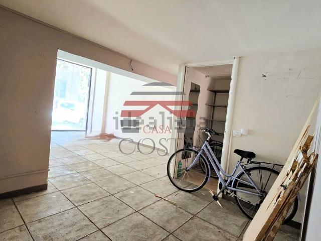 Locale in vendita di 71 m² in Via Simone Corleo, 8