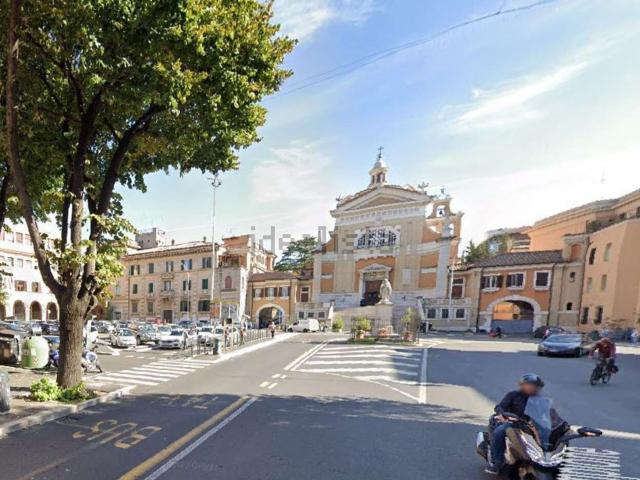 Locale in vendita di 726 m² in Viale Adriatico