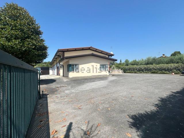 Locale in vendita di 728 m² in Via Pratolungo