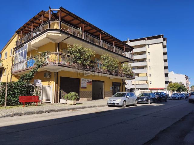 Locale in vendita di 72 m² in Via Popilia, 113