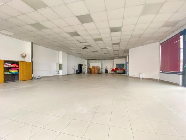 Locale in vendita di 732 m² in Strada Massetana Romana