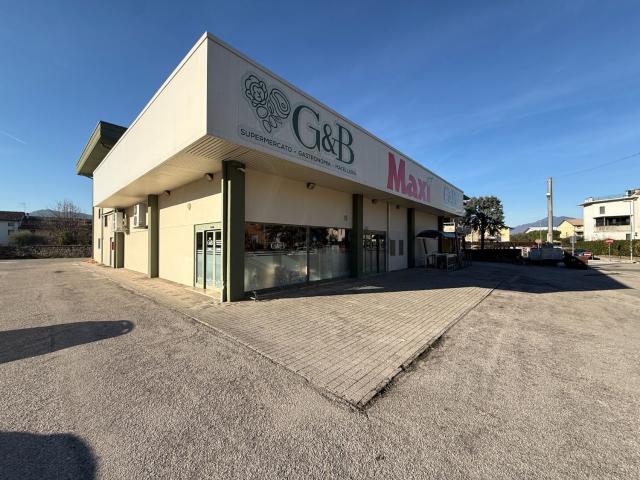 Locale in vendita di 736 m² in Via Monte Cengio, 6