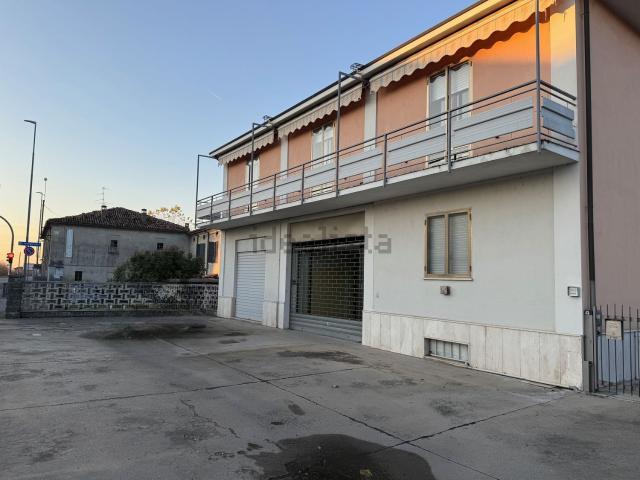 Locale in vendita di 737 m² in Strada Statale 9 Via Emilia, 26
