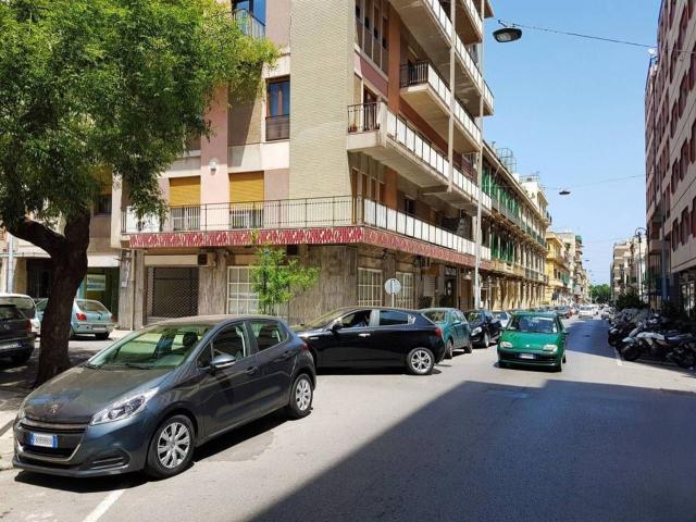 Locale in vendita di 77 m² in Via Camiciotti, 84
