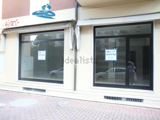 Locale in vendita di 77 m² in Via Montanari, 75