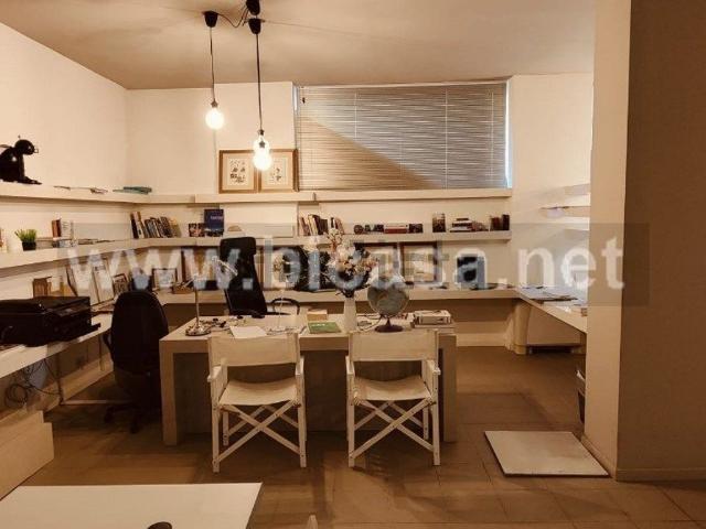 Locale in vendita di 74 m² in Via Zongo, 10