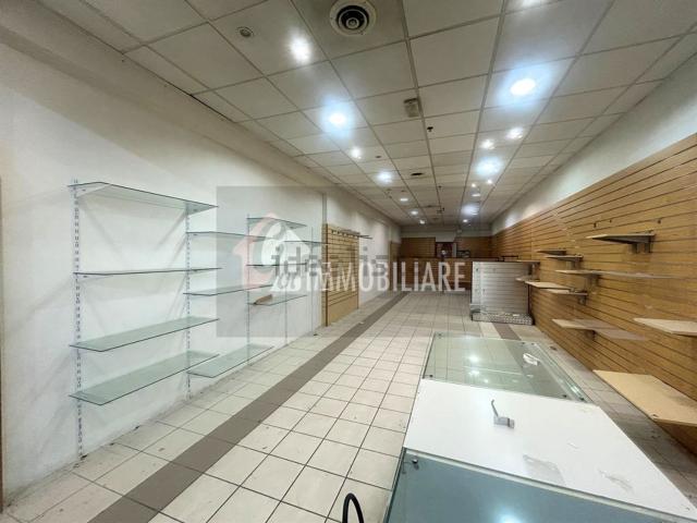 Locale in vendita di 74 m² in Via Alessandro Volta
