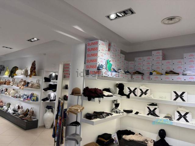 Locale in vendita di 74 m² in Via Amatore Sciesa
