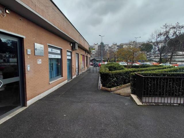 Locale in vendita di 74 m² in Via Francesco Ferraironi, 86