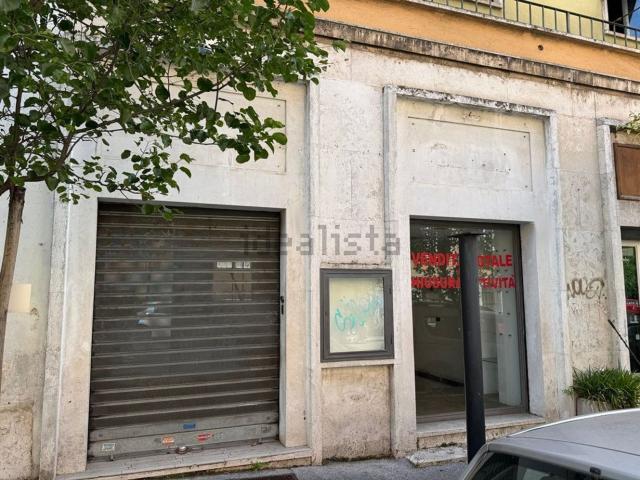 Locale in vendita di 74 m² in Via Oreste Regnoli