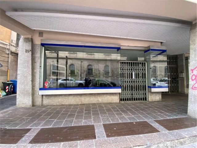 Locale in vendita di 74 m² in Via San Bernardino, 35
