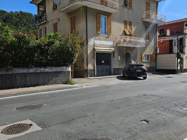 Locale in vendita di 74 m² in Via Sara, 193