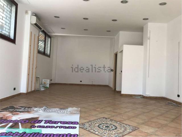Locale in vendita di 74 m² in Viale Crotone, 34