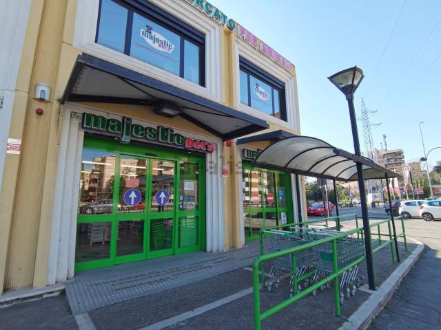 Locale in vendita di 750 m² in Via Egidio Galbani