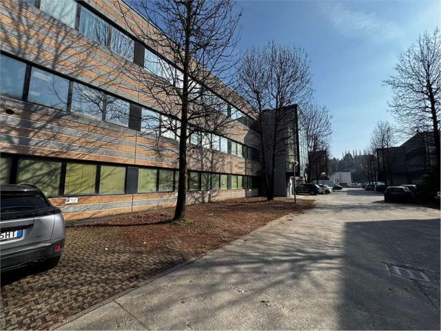Locale in vendita di 750 m² in Via Mariano Tentorio