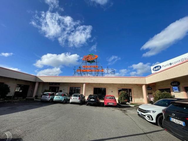 Locale in vendita di 750 m² in Via Vittorio de Sica